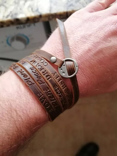 Pulseira Frases Em Relevo Bohemia Couro De Enrolar No Braço