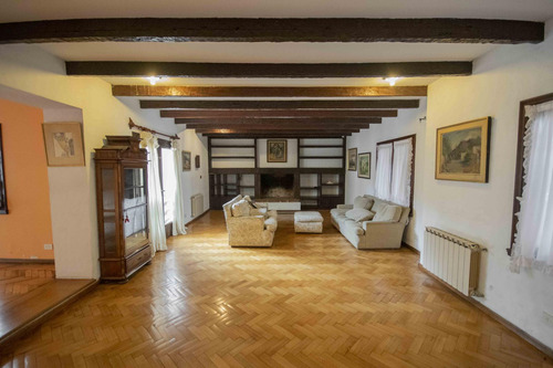 Casa De 5 Ambientes Escritorio, Playroom Y Dependencia De Servicio En Venta, En La Lucila.