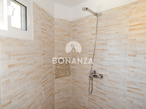Casa En Alquiler, Piriápolis. 4 Cuadras De La Playa Y Rambla. 2 Dormitorios 2 Baños. Gran Parrillero Techado. Wifi, Aire Acondicionado, Alarma Tv Cable