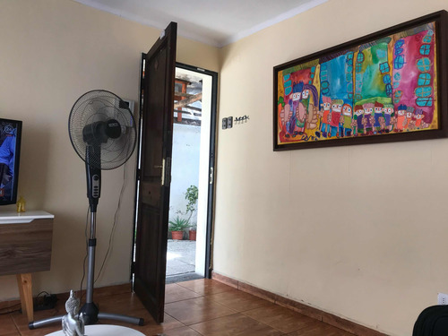 Casa 4 Dormitorios Y 2 Baños. Estacionamiento Para 3 Autos.