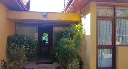 Casa En Barrio Residencial Y Avenida Principal De La Ciudad