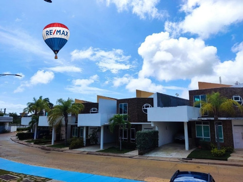 Imagen 1 de 18 de Re/max 2mil Vende Townhouse En Conj. Resd. Majestic Village