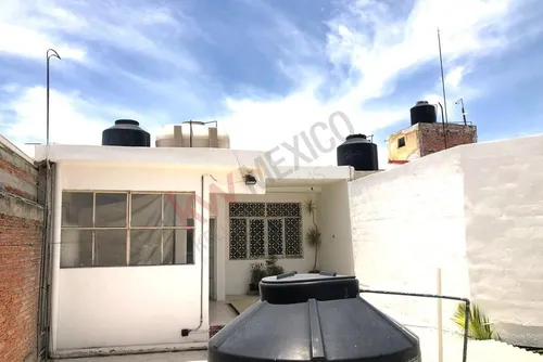 Propiedad En Venta Gran Ubicación Sobre Emblemática Calle De Centro Histórico De Querétaro