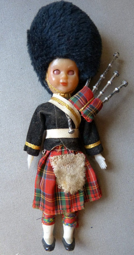 Muñeca Con Traje Típico Gaitero Escocia 18 Cms