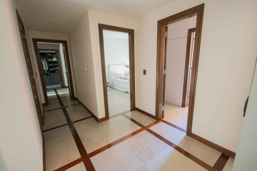Casa De 5 Ambientes Con Dependencia De Servicio En Venta, En Martínez.