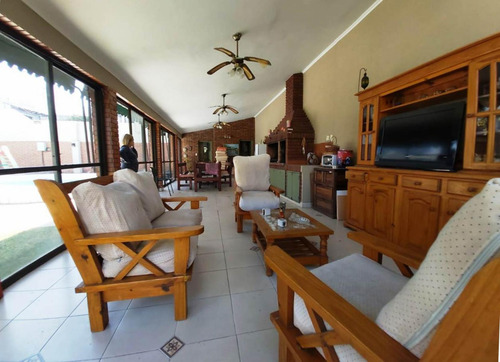 Importante Chalet Sobre 2 Lotes El Palomar.