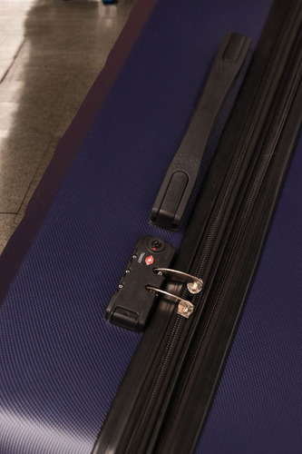 Maleta Azul 68 Cm Con 4 Ruedas Y Seguridad Tsa