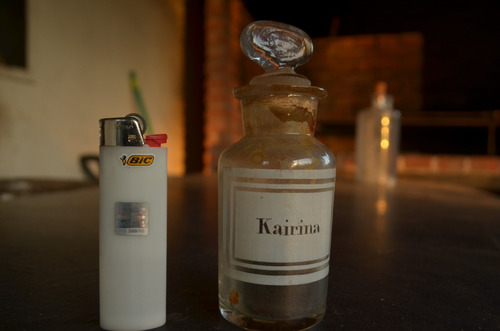 Antiguo Frasco De Farmacia Kairina Con Etiqueta Y Sustancia