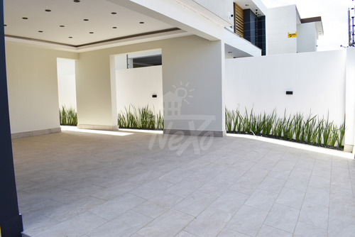 Moderna Casa Nueva En Residencial Cerrado, Santiago Hfc-236