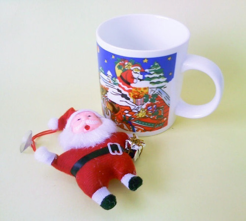 Imagem 2 de 6 de Caneca Natal Papai Noel Trenó Com Enfeite Em Porcelana Novo