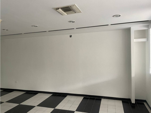 Local Centro Comercial Arta 57 M2 En Alquiler