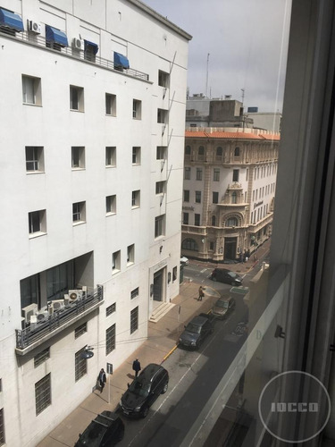 Oficina En Ciudad Vieja - Edificio Presidente - 6° Piso