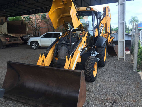 Retroescavadeira Jcb 2013