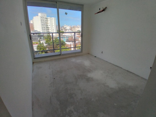 Un Dormitorio En Venta. Vistas Abiertas