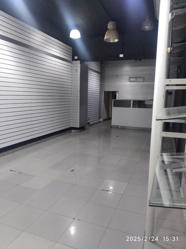 Alquiler De Un Local En Av. Bolívar, C.c. Galería Plaza, Centro De Maracay