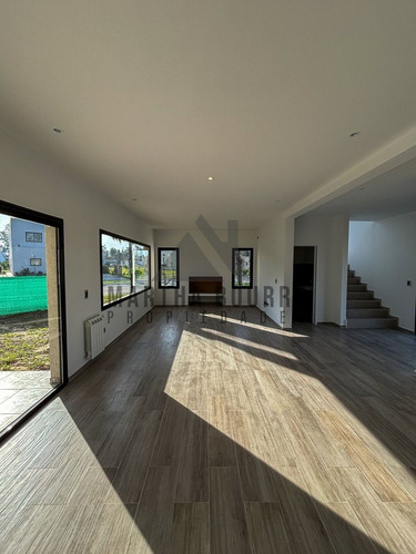 Casa En Venta En Santo Tomas, Pilar, G.b.a. Zona Norte