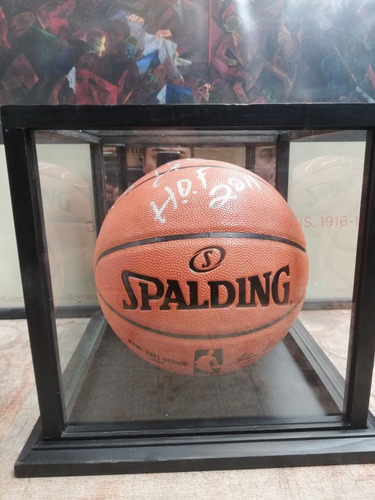 Balón Autografiado Spalding Por Dennis Rodman En Pedestal
