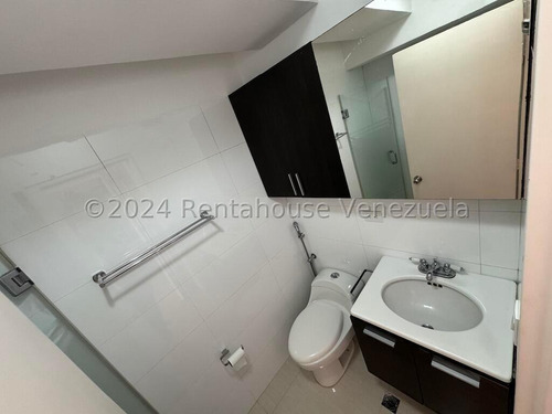 Espectacular Apartamento Duplex Con Clima De Montaña Y Terraza, Urb. Alto Hatillo. Mo 24-24908