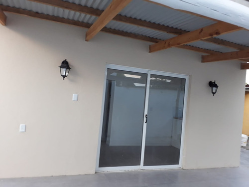 Imagen 6 de 11 de Alquilo Anual Moderna Casa Centro De Piriapolis Al Fondo Próximo A Devoto