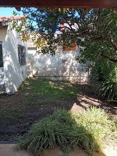Casa En Venta - 3 Dormitorios 1 Baño - Cochera - 240mts2 - Lanús