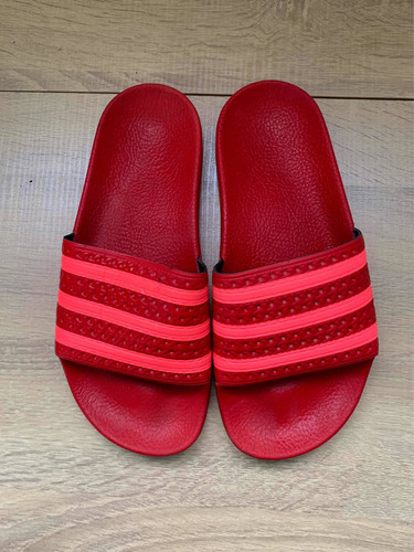 Sandalias adidas Adilette Rojas Con Rayas Neón.