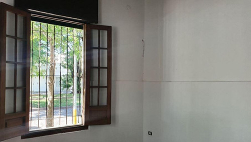 Casa Venta 2 Dormitorios 1 Baño 1 Cochera Y Patio 80 Mts 2 Cubiertos - Terreno 102 Mts 2- La Plata