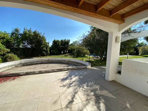Casa En Venta De 7 Dorm. En Colina