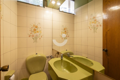 Casa En Arriendo De 6 Dorm. En Las Condes