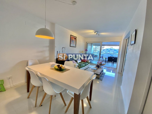 Imagen 2 de 14 de Venta De Apartamento De 2 Dormitorios En Edificio Icon Brava Punta Del Este