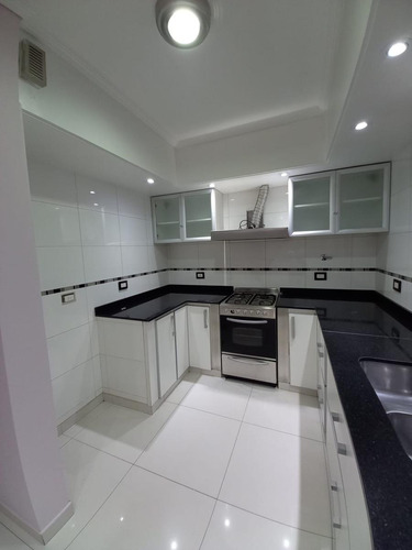 Casa En Venta De 5 Ambientes Con Cochera, Jardín Y Quincho
