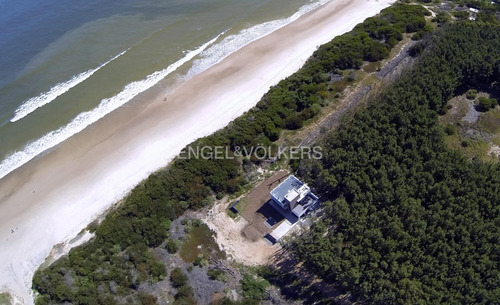 Moderna Casa Frente Al Mar Con 130 M De Costa Propia Id 6214