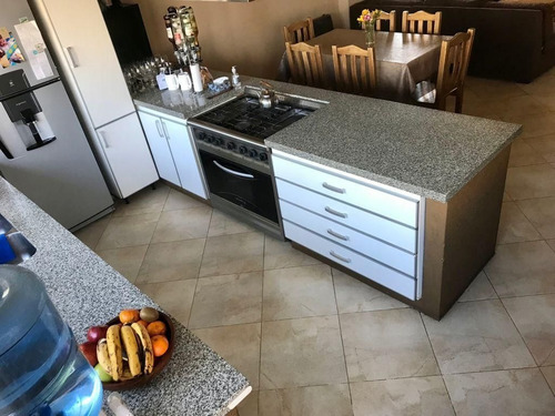 Imagen 5 de 30 de Hermosa Casa De 3 Ambientes Con Jardín Y Piscina En Venta - Turdera