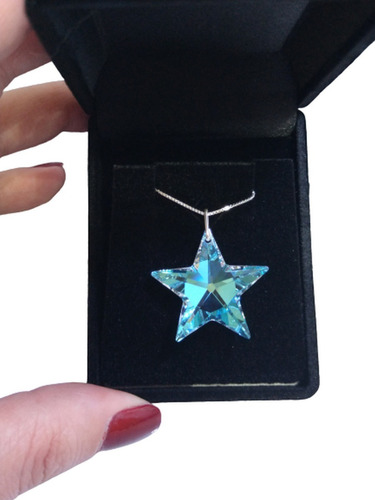Imagem 2 de 2 de Colar Estrela Cristal Swarovski Blue Ab 2,8cm Em Prata 925