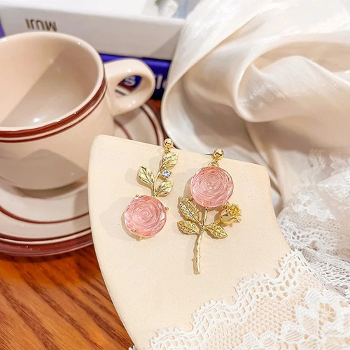 Aretes De Flores Asimétricas Con Color Dorado De Acero