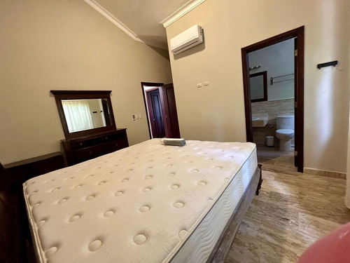 Villa Amueblada En Alquiler De 4 Dormitorios En Punta Cana, Cocotal Golf Club, Frente Al Campo De Golf