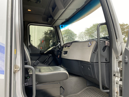 Imagem 9 de 14 de Volvo Vm 270 Ano 2013 Truck Bau Sider/ Financia 100%