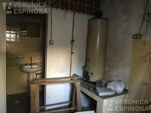 Casa De Tres Ambientes En Venta. Morón. Sobre Lote Propio De 10x30 -
