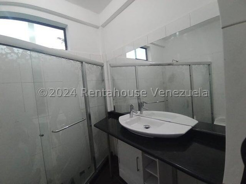 Hermosa Casa Con Estilo Moderno, De Dos Niveles, Cuenta Con Hall De Entrada, Sala De Estar, Tres Dormitorios Con Baños Y Vestier , Una Habitación Solo Con Baños, Un Medio Baños, Family Room