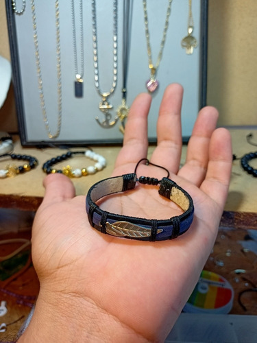 Imagen 3 de 3 de Pulsera Caballero - Cuero