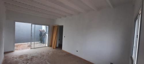 Casa En Venta De 2 Dormitorios C/ Cochera En Luzuriaga