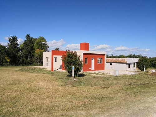 Imagen 25 de 30 de Casa De 3 Dormitorios A Estrenar, 2 Baños, Amplio Terreno De 1.040 En Barrio Las Tipas