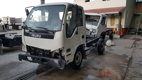 Imagen 2 de 12 de Isuzu 100 2016 Por Partes