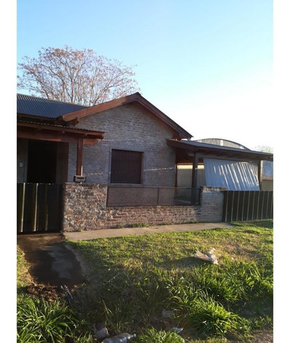 Imagen 3 de 16 de Solido Chalet En 1 Planta Con 2 Dormitorios, Sobre 201 M2 De