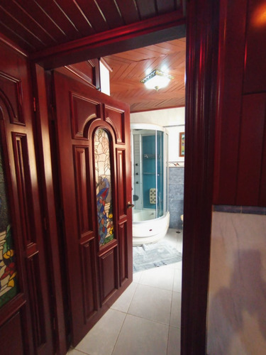 Oportunidad Única: 400m² En La Zona Colonial Con Potencial Comercial O Residencial. Apartamento De 5 Habitaciones Con Patio Y Jacuzzi