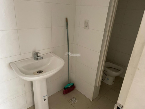 Imagen 4 de 8 de Local Pocitos Venta Silvestre Blanco Y Brito Del Pino, Se Vende Local Comercial Con Renta + 4 Garaje