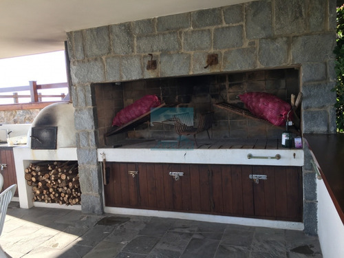 Exclusiva Casa Sobre La Playa De Solanas. Excelentes Vistas, Piscina Y Parrillero Con Vista Al Mar. - Ref: 5678