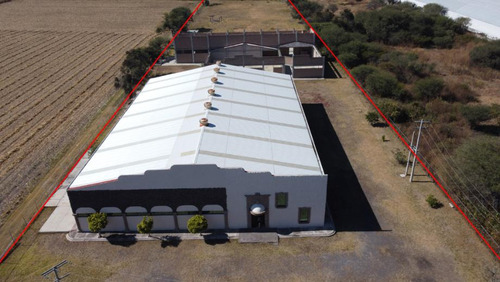 Bodega En Venta En Uriangato, Con Terreno.