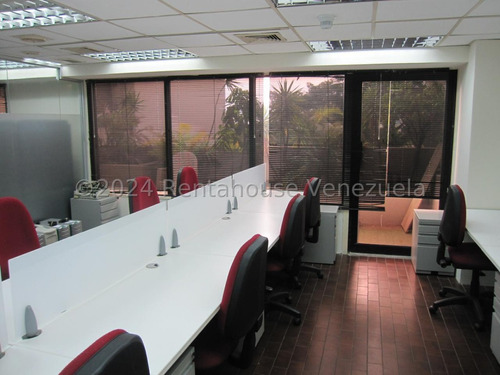 En Venta Ilumanada Y Centrica Oficina - Urb. Chacao.