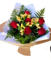 Comprar Ramo De 6 Rosas Naturales Y Astromelias. Flores A Domicilio 