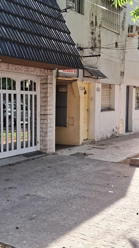 Casa De Pasillo En Venta De 1 Dormitorio Con Patio En Barrio Parque Casado